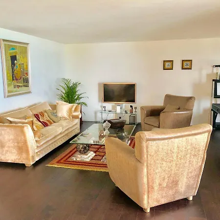 דירה Luxurious Lakeview Apartment *
