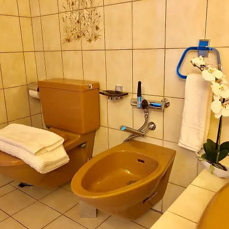 דירה Luxurious Lakeview Apartment